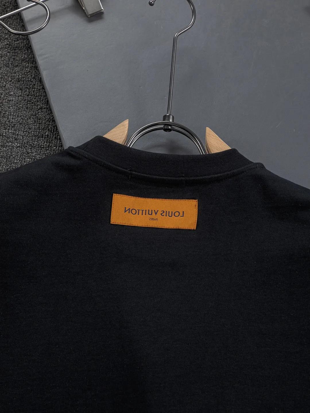 🅿️190 Louis Vuitton 1V LV micro-wide version S-XL LV 26ss New product counters are on the shelves at the same time Multi-process digital direct printing Various travel patches on the chest Micro-stamp printing Round-neck short-sleeved T-shirts, the same style for men and women! Consigned to one-to-one creation. Synchronized with the official website, pure cotton fabrics at the counter! It is close to the skin and comfortable, durable and easy to wear. It has a classic and simple logo design and meticulous original craftsmanship. Short-sleeves, a must-have item for men, do not appear to be the same for the general public, but must be unique and eye-catching. This LV short-sleeve is all about quality, comfort, the same shape and fashion as always, including fabrics and cutting techniques. All of them have been made with great effort! 320 grams of washed pure cotton fabric, pure cotton is breathable, very refreshing and comfortable for daily wear. The rib knitting on the neckline is smooth and tight, and the neckline will not be skewed if you toss it at will. The loose version, you will find that it looks really good on the upper body. The overall is minimalist and neat, super versatile for daily use! Pair it casually with a pair of pants for a youthful look. A T-shirt will make your outfit crazy. It is a fashionable item that can never go wrong! Color: Black White Gray Size: S-XL Size chart: S: Shoulder width 50-Bust 56-Length 70 M: Shoulder width 52-Bust 57-Length 72 L: Shoulder width 54-Bust 59-Length 74 XL: Shoulder width 56-Bust 62-Length 76